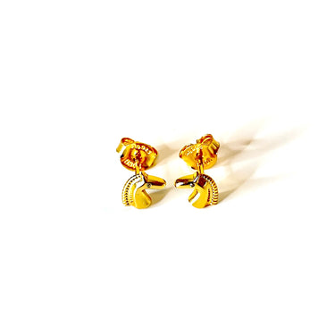Pendientes de forma de caballo de plata de ley con baño de oro y circonitas turquesas. Son divinos para combinar con tu look diario.
